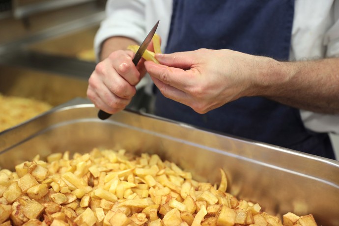 Fait maison. Éplucher et découper 180 kg de pommes de terre demande beaucoup de temps et d’investissement mais les frites maison sont tellement meilleures !