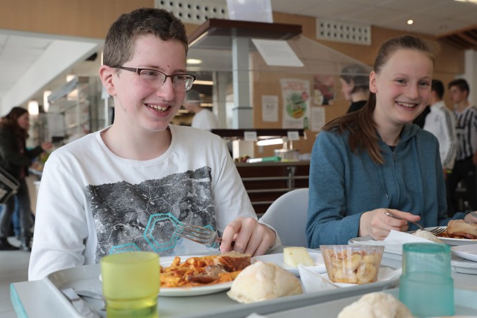 Convivialité. Dans les restaurants scolaires, le repas est un moment de plaisir, un temps d'apprentissage du goût et de la vie en collectivité.