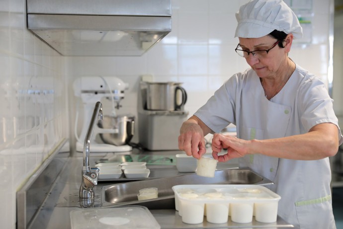 Produits locaux. Priorité aux circuits courts ! Au collège de La Talaudière, les yaourts et faisselles sont 100% bio et/ou locaux.