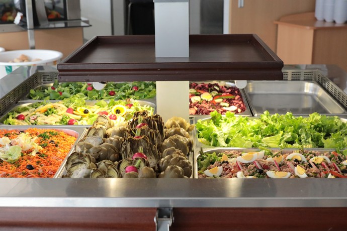 Buffet-bar. Explosion de couleurs et de saveurs dans le buffet-bar, où les enfants choisissent librement ce qui leur plaît et peuvent se resservir à volonté. Dans la Loire, deux-tiers des restaurants scolaires des collèges ont déjà été équipés par le Département.