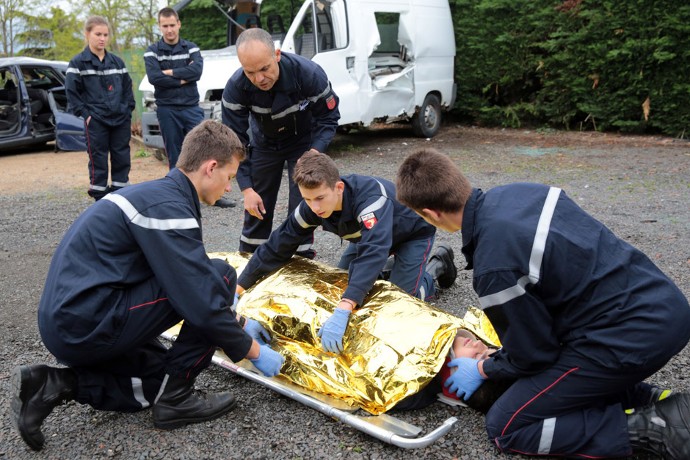 Secours. Pour apprendre à sauver des vies, les JSP s’exercent à travers des reconstitutions. Sous le regard attentif de Mohamed, leur formateur, Théo et Lucas installent ici une victime sur un brancard, après l’avoir désincarcérée de sa voiture accidentée.