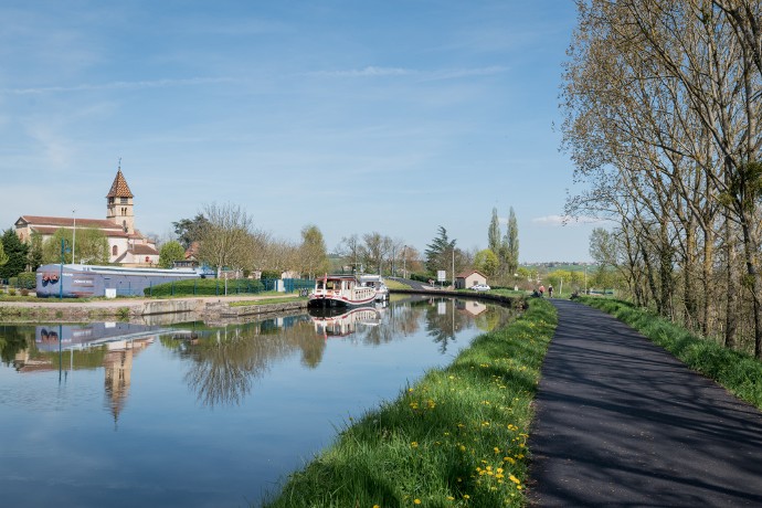 TRANQUILLITÉ. De Roanne à Briennon, cet itinéraire longe le canal emprunté par les péniches. Des paysages qui respirent la quiétude et la douceur de vivre…