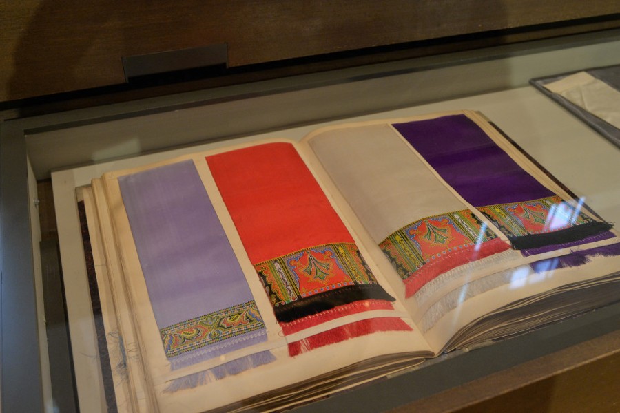 Très prisées, les cravates pour dames (1870) faisaient parties des étoffes tissées par les passementiers. Le musée possède la plus importe collection de rubans au monde avec ses 1,5 million d’échantillons indexés.