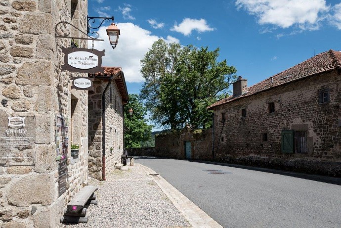 C'est une une ferme traditionnelle datant du XVe siècle qui abrite le musée de la Fourme et des Traditions.