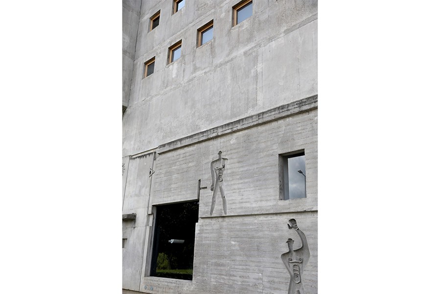 Au pied de l’unité d’habitation, un bas-relief représente l&#39;unité de mesure qu&#39;utilisait le Corbusier pour concevoir ce bâtiment. Il n&#39;utilisait pas le mètre pour ses plans… Mais un homme, qui une fois le bras en l&#39;air, mesurait 1,82m !