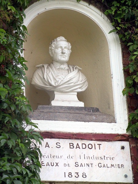 4 / Statue du créateur de l’usine Auguste Saturnin Badoit. Ce dernier fut le premier à développer l’idée d’embouteiller et d’exporter l’eau minérale.