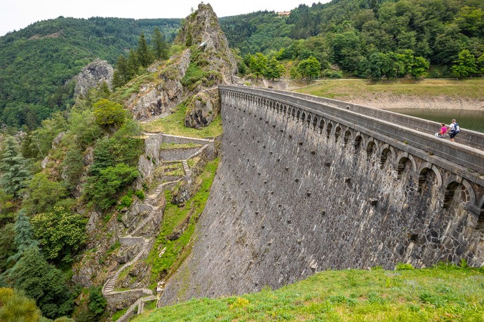 Construit en 1862 sous l’égide de Napoléon III, Le Gouffre d'Enfer fut l’un des premiers barrages poids arqué en maçonnerie d’Europe, le plus haut barrage de France et du monde à sa conception.