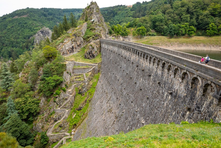 Construit en 1862 sous l’égide de Napoléon III, Le Gouffre d&#39;Enfer fut l’un des premiers barrages poids arqué en maçonnerie d’Europe, le plus haut barrage de France et du monde à sa conception.
