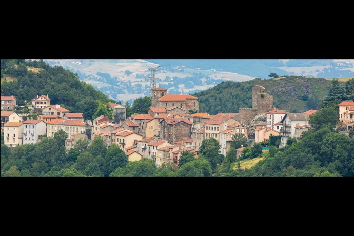 Dominé par son château féodal du 12e siècle, Rochetaillée abrite une église gothique, des bâtisses en pierre et une légende de fées des grottes ressurgie du passé.