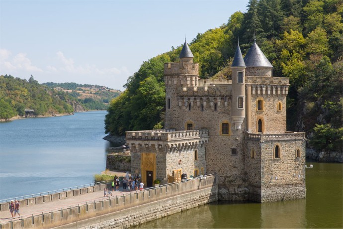 Surprenant. Sa localisation improbable en fait un site emblématique. Selon l’humeur du fleuve, le château de la Roche devient rocher défensif ou île romantique.