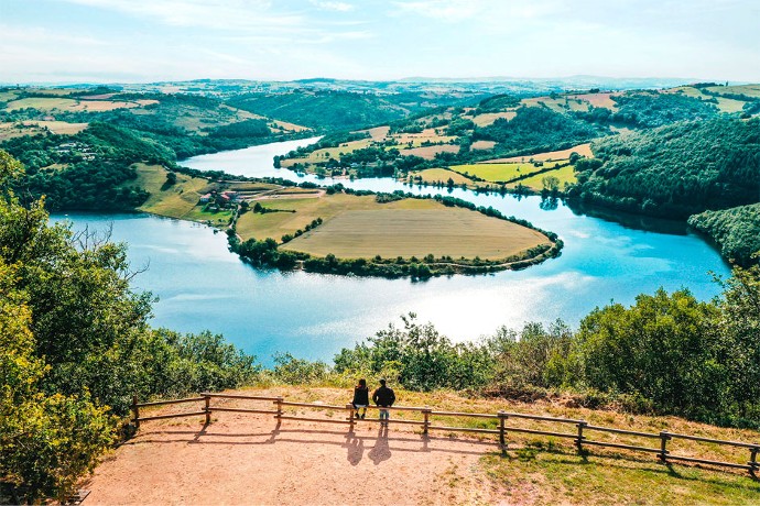 Époustouflant. À Dancé, le Pêt d’Âne offre une vue sur de grands lacets de la Loire et les montées boisées vers les sommets champêtres.