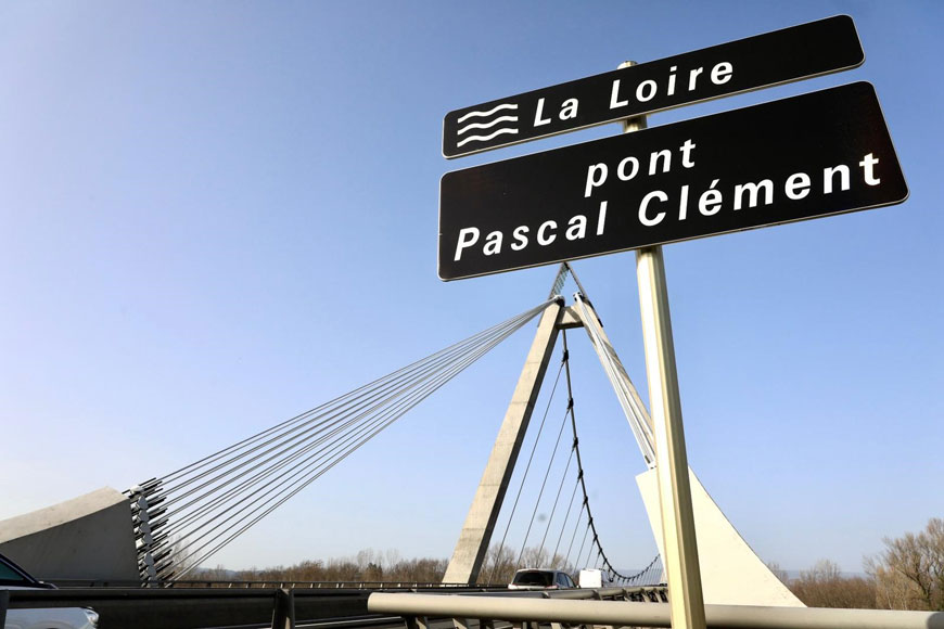 Le grand pont sur la Loire baptisé pont Pascal Clément