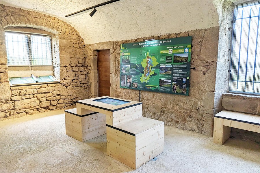 Les salles du bas ont été aménagées pour accueillir le centre d&#39;interprétation des gorges de la Loire.