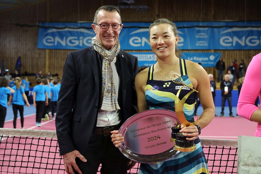 Lily Yuriko Miyazaki, n°1 du tournoi, en compagnie du vice-président au Sport Jean-Yves Bonnefoy.