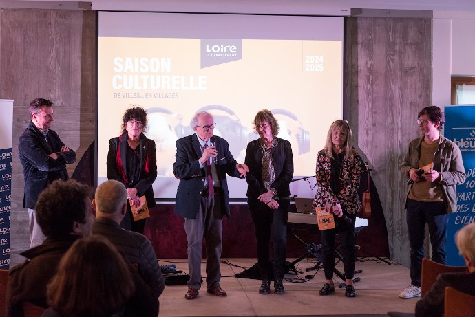 Georges ZIEGLER, Président du Département de la Loire, présente la saison culturelle 2024-2025, aux côtés des élus départementaux et des partenaires du dispositif.