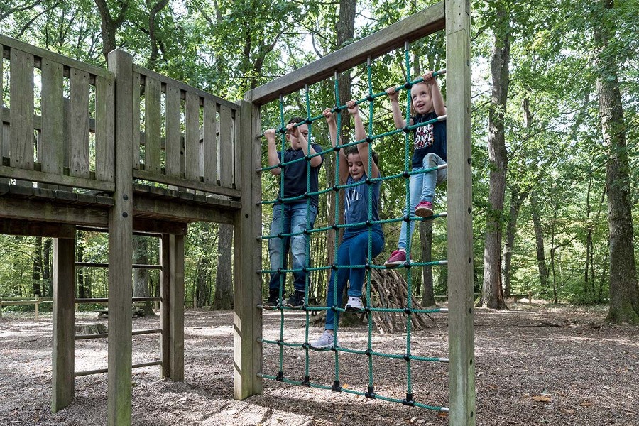 De nombreuses aires de jeux pour enfants se trouvent dans les bois. Trois seront réaménagées à partir de 2025 : l’aire des Pierrards, l’aire de l’Évangile et l’aire de Bouletière.